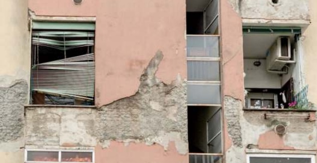 Milano – “In via Lorenteggio topi, muffa e rifiuti”. Il palazzo dimenticato dall’Aler: l’allarme dei residenti