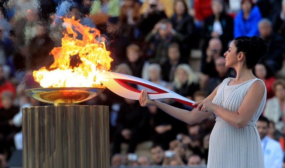Milano – Cortina – E’ stata accesa oggi la Fiamma Olimpica in Grecia: ora percorrerà 12 mila Km. Inizia il Countdown olimpico