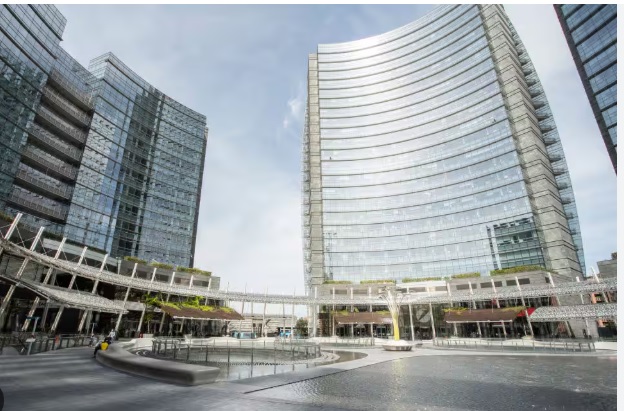 Milano – Paura in piazza Gae Aulenti: donna accoltellata alle spalle da uno sconosciuto. E’ caccia all’agressore