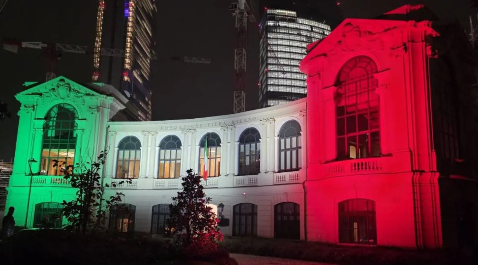 Milano celebra la Festa delle Forze armate. La Palazzina degli Orafi si illumina con il Tricolore