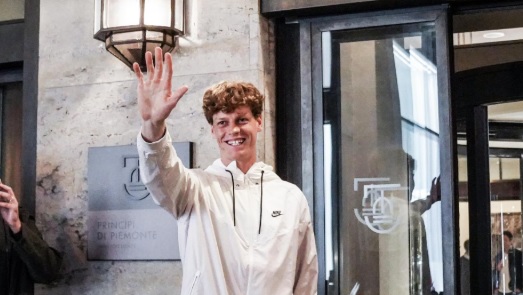 Sinner alloggia nella ‘Suite da Re’ da 4 mila euro a notte – Ecco chi paga il conto