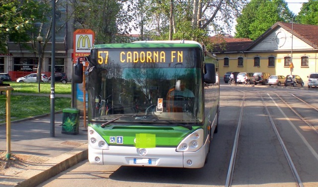Milano – Autista-eroe: vede un uomo riverso a terra, ferma il Bus e gli salva la vita. Cosa è successo
