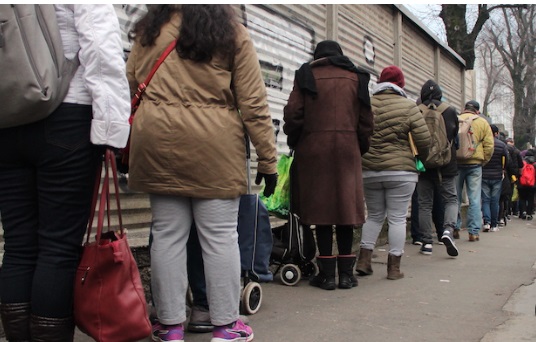 Milano – Natale e povertà: in 5 mila in coda (al freddo) il 25 Dicembre per un sacchetto di cibo. I numeri allarmanti