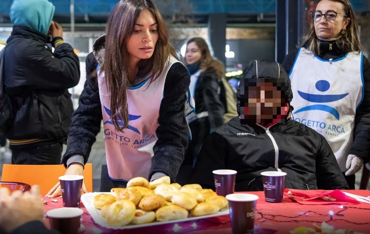 A Milano Elodie serve i senza tetto per la cena di Natale: il progetto