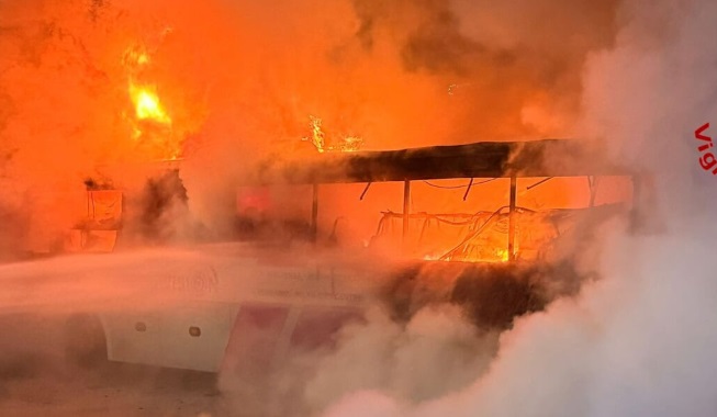 Milano – Paura in strada: incendio distrugge autobus. Autista riesce a salvarsi