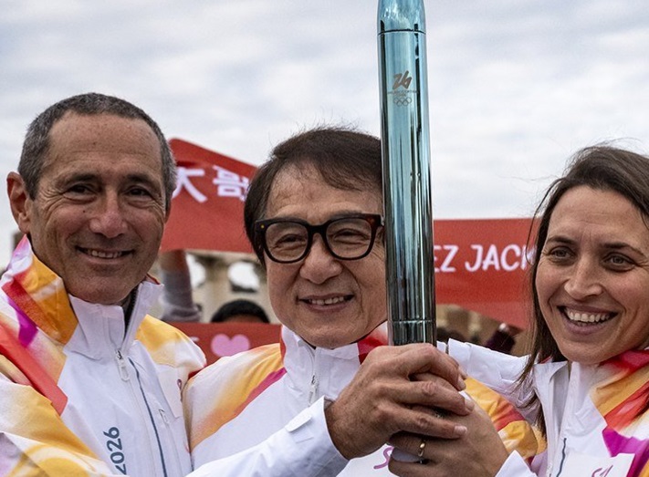 Milano – Anche la star Jackie Chan porta la fiaccola di Milano-Cortina: l’immagine fa il giro del mondo