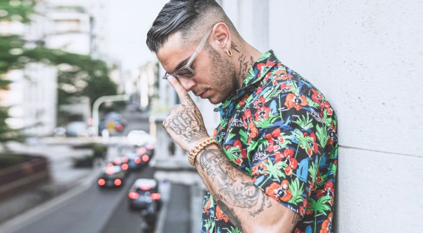 Milano – Emis Killa attacca: “Se giro a Milano non metto orologi. Sono capaci di zapparti un polso per rubarlo”