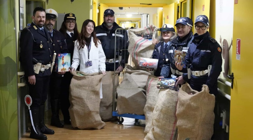 Milano – Una bella sorpresa per i bimbi degli ospedali: scatole di Lego gettate dopo un furto. I ‘Ghisa’ li regalano ai bambini