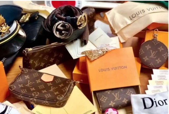 Milano – Gucci, Chanel e Louis Vuitton: blitz della Finanza: 30mila articoli falsi sequestrati. Maxi giro d’affari