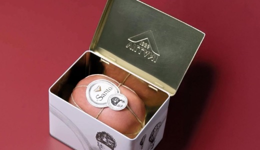 A Milano anche la Mortadella diventa glamour – Esposta nella vetrina della boutique e ‘griffata’: “Un elegante regalo per Natale”