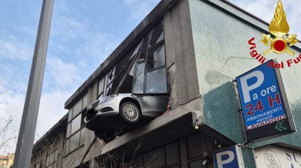 Paura a Milano – Sfonda il muro di un garage. Poi resta in bilico nel vuoto: cosa è successo