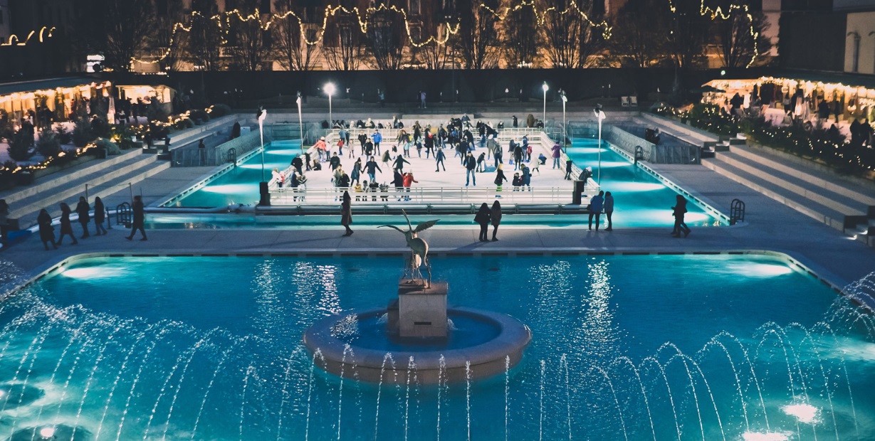 A Milano una pista di pattinaggio in mezzo alla piscina. Ecco la speciale location per il Natale 2025