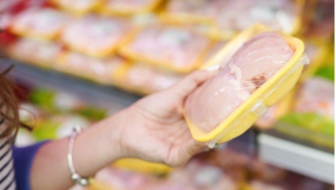 Il 90% dei petti di pollo a marchio Conad, Coop ed Esselunga mostrano segni di crescita accelerata – Ecco i risultati