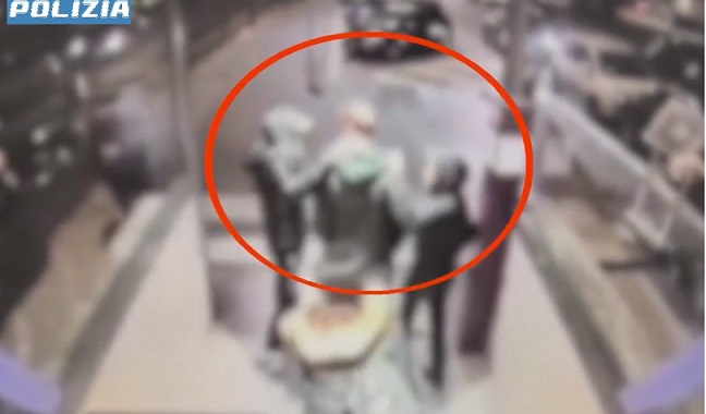 Milano – Un’altra violenta rapina alla fermata della metro. Ecco come agiscono i giovani delinquenti