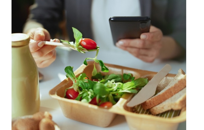 ‘Schiscetta’ al lavoro: quanto fa risparmiare? Più di 3mila euro all’anno, come 2 stipendi. I dati