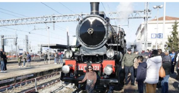 Milano – Il treno a vapore saluta Porta Genova: si chiude la storia della stazione dopo 155 anni