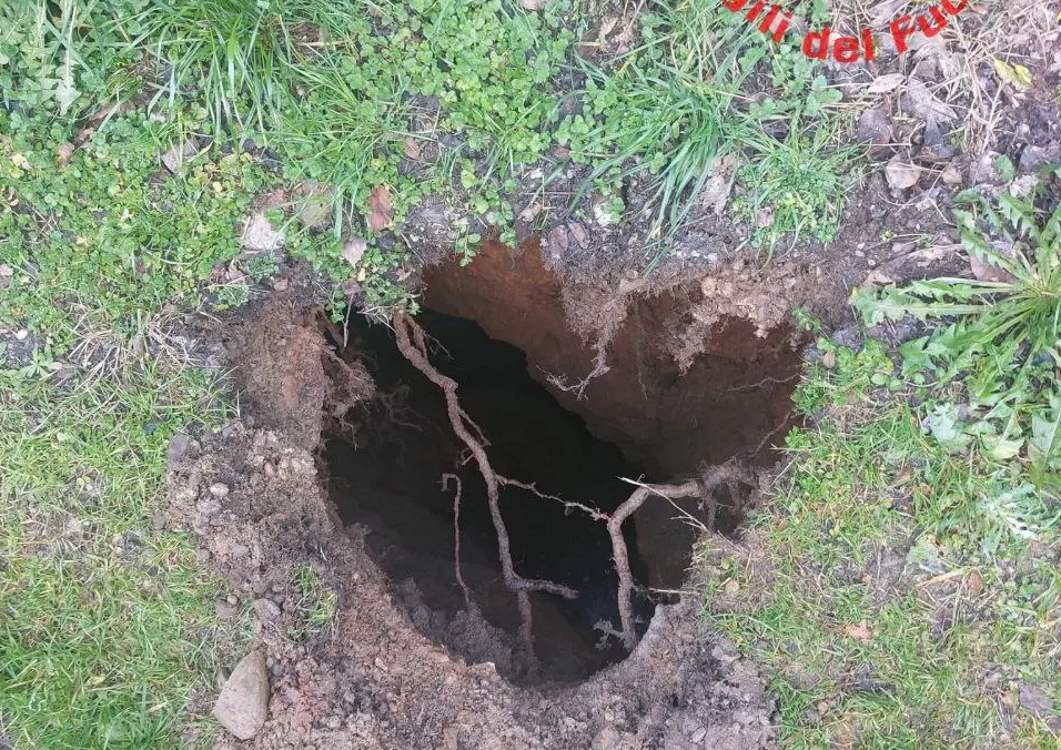 Paura in Lombardia – Cammina e si apre una voragine sotto ai suoi piedi. Precipita per 4 metri: salvato dai Vigili del fuoco