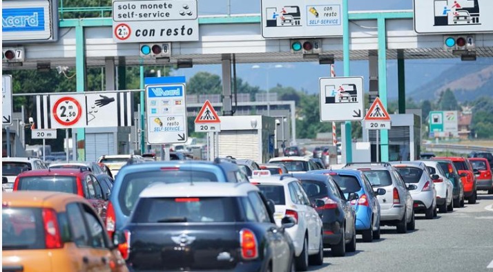 Stangata per chi guida: dal 1 Gennaio aumentano autostrade, diesel e polizze. Ecco tutti i rincari