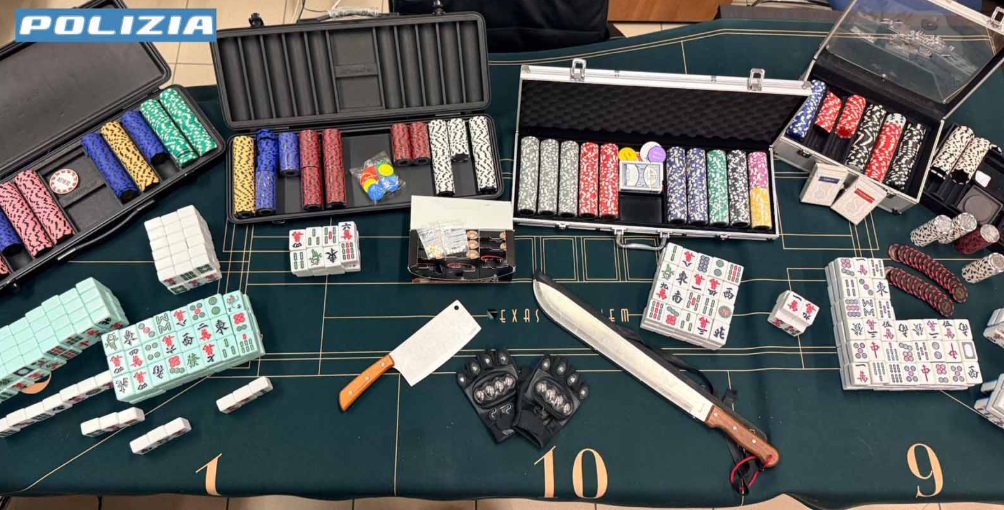 A Milano scoperta una bisca clandestina (con tanto di mannaie nascoste). Denunciate 13 persone