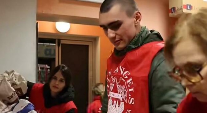 Milano – Il bel gesto di Costacurta e mamma Martina Colombari: servono oltre 600 pasti ai senza tetto