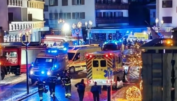 Strage Crans Montana, il tremendo racconto di un ragazzo: “Portavano le bottiglie con le candele sopra, sono fuggito immediatamente”