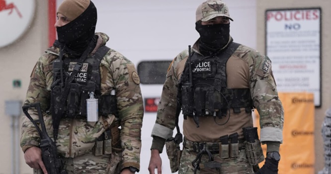 A Milano arrivano i famigerati agenti ICE – Sala all’attacco: “E’ una milizia che uccide, non sono i benvenuti”