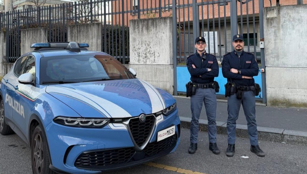 Paura a Milano – Ragazzo vuole lanciarsi dal cavalcavia: salvato all’ultimo da 2 poliziotti