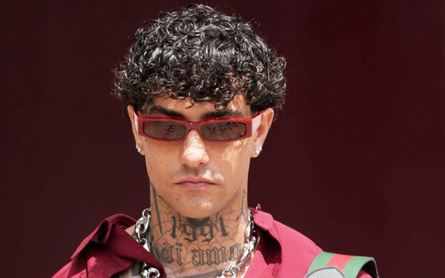 Milano – Caos fuori dal ristorante con Tony Effe. “Mi ha tirato 3 pugni!”. Lui nega. Cosa è successo