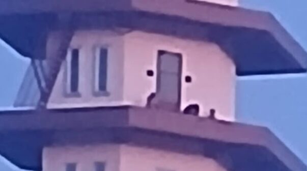 Follia nel Milanese: ragazzini salgono sulla Torre Nokia, uno resta a penzoloni nel vuoto