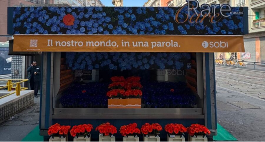 A Milano c’è un edicola che regala fiori a tutti i passanti – E il motivo è nobile: ecco perché