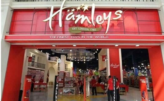A Milano chiude il “negozio più bello al mondo”: serrande abbassate per ‘Hamleys’ in Duomo. Ecco perché