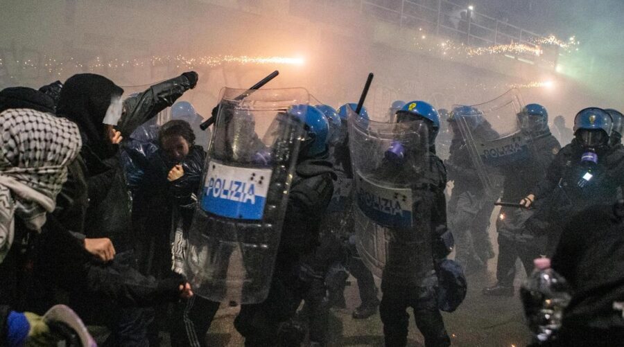 A Milano corteo contro le Olimpiadi, scontri con la Polizia. Meloni attacca: “Siete nemici dell’Italia”