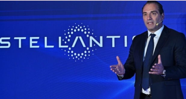 Stellantis, il cambio di strategia sull’elettrico costa 22 miliardi. E il titolo crolla fino a -29% a Piazza Affari