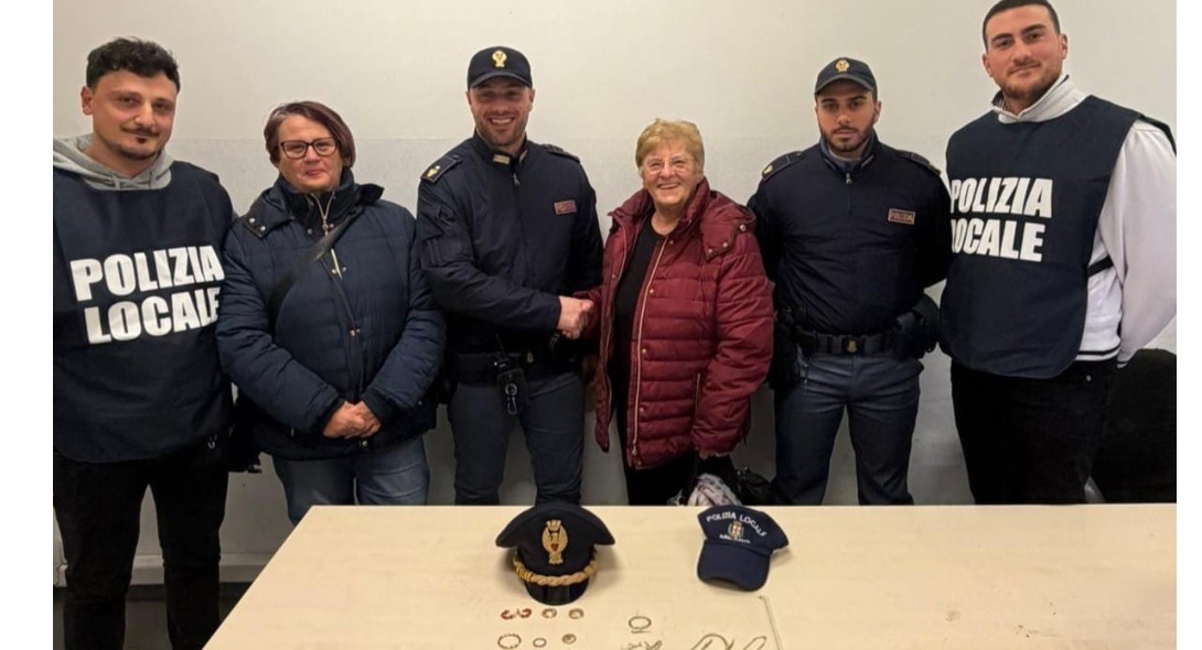 Milano – La Polizia restituisce 30mila euro di gioielli ad un’anziana. Era appena stata truffata da un ragazzo