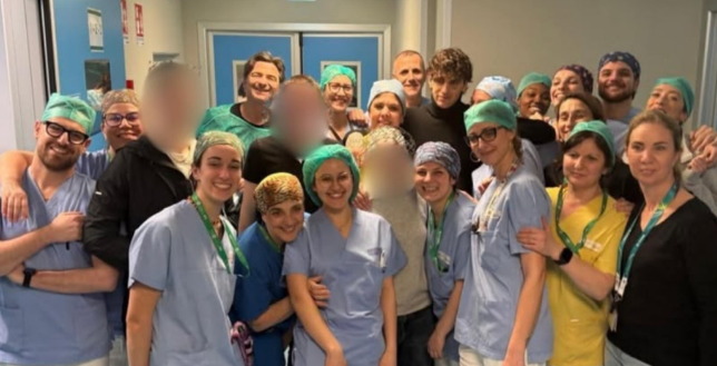 A Milano il bel gesto di Achille Lauro – Fa visita al Niguarda ai ragazzi di Crans Montana: la gioia dei giovani pazienti