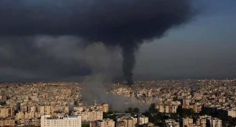 Nuovi attacchi israeliani in Libano nella notte. Teheran annuncia: “Controlliamo lo stretto di Hormuz”. Le ultime