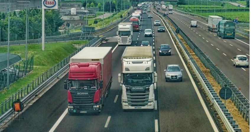Milano- Lancio di sassi sull’autostrada Torino- Milano. Colpiti diversi mezzi, tragedia sfiorata