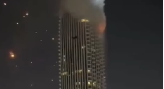 Iran, drone colpisce un lussuoso grattacielo a Dubai – Esplosioni e fumo
