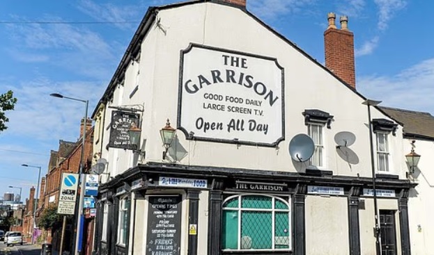 Milano si trasforma nella Birmingham degli anni ’20. Apre il mitico ‘Garrison pub’ –  L’Evento