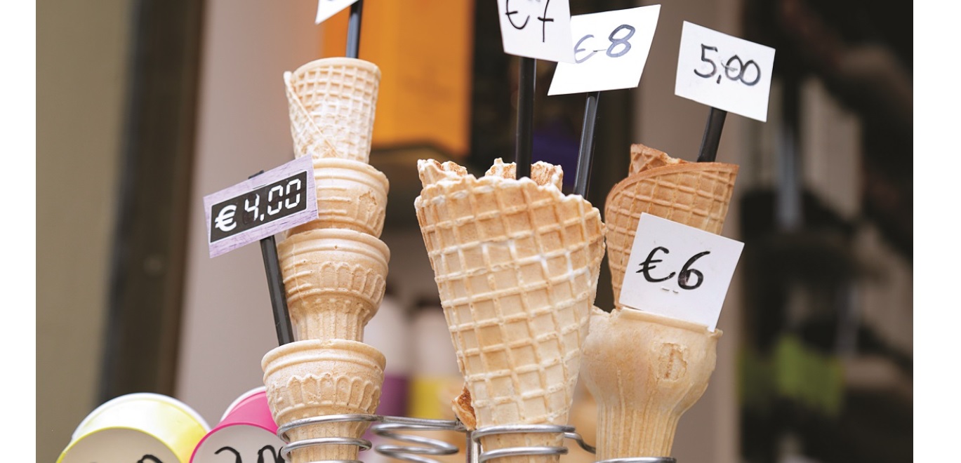 A Milano anche il gelato ha prezzi alle stelle: “2,90 euro per una pallina”. Lo sfogo dell’attrice Irene Rizzi