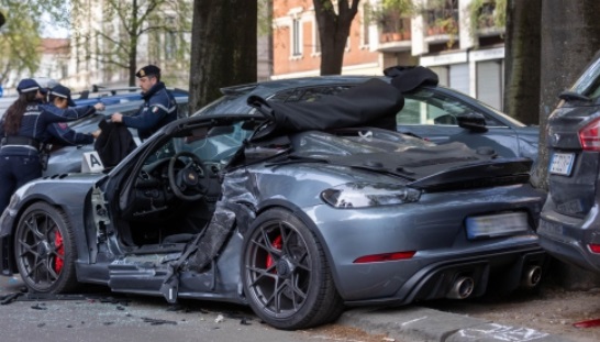 Milano – Porsche contro auto parcheggiate: è morto il ragazzo di 21 anni alla guida