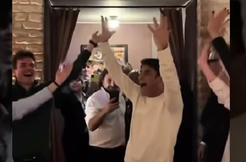 Sorpresa a Milano – Sal Da Vinci sente la sua canzone in un locale e si lancia al Karaoke. Applausi dei clienti