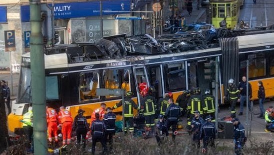 Milano, Tram deragliato – La Procura indaga su telefonata prima dell’incidente: “Il tranviere al telefono fino a 12 secondi prima”