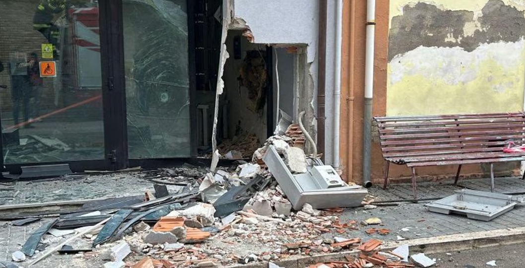 Assurdo in Lombardia – Fanno esplodere Bancomat: gruppo di persone fa il tifo per i ladri. Il sindaco: “Profonda amarezza”