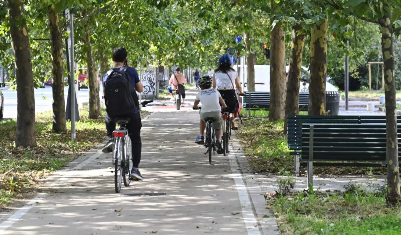 Milano vuole rivoluzionare mobilità pedonale e ciclabile: “Meno traffico, oltre 500 km di ciclovie e nuovi spazi pubblici”. Ecco il maxi piano