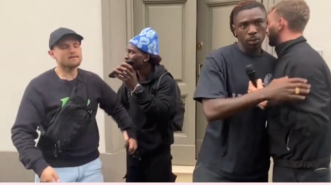 Folle lite fra il calciatore della Nazionale Kean e l’influencer Pengwin. L’attaccante: «Ti ammazzo, ti anniento». Poi si scusa: «Scena non bella»