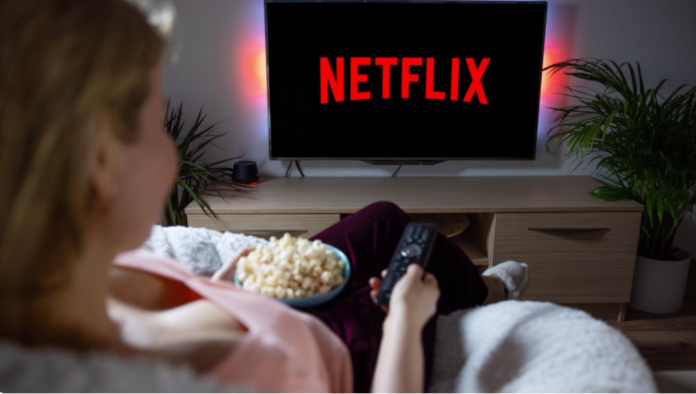 Netflix, arrivano i rimborsi ai clienti: “Rincari degli abbonamenti illegittimi. Rimborsi fino a 500 euro”. Ecco a chi spettano