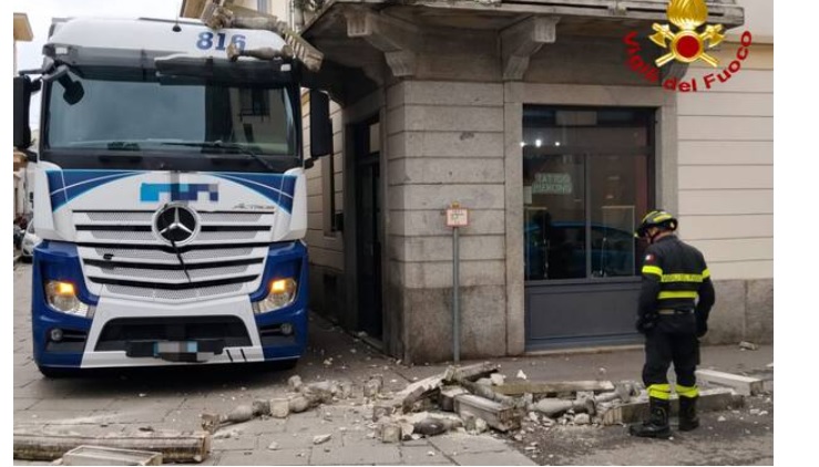 Paura a Busto Arstizio – Tir contro balcone di un palazzo, dramma sfiorato