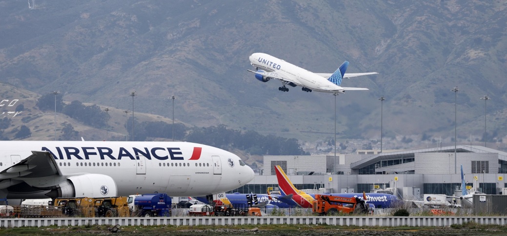 Caro Carburanti – Prezzi aerei alle stelle e voli a rischio. “Non prendete voli non necessari”. Scattano le prime restrizioni