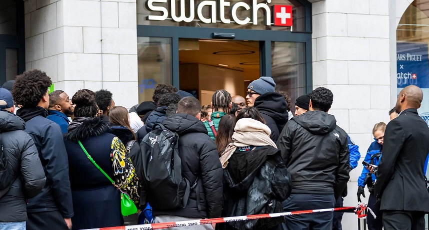 A Milano è Swatch- mania: code di notte e risse per acquistare il ‘Royal Pop’. E i maranza lanciano sedie